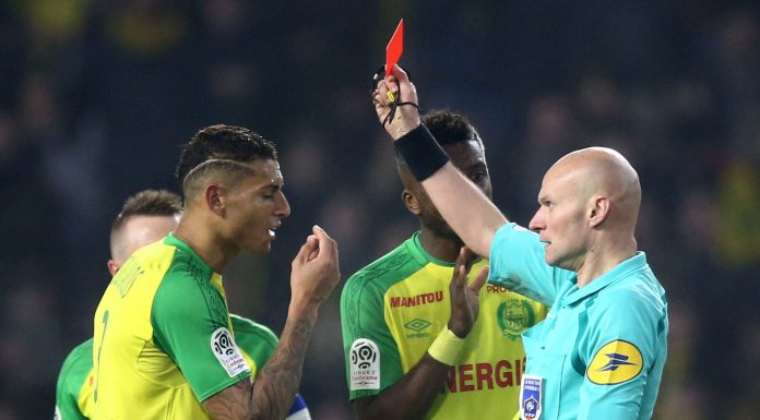 Ligue 1: Tony Chapron suspendu 3 mois ferme pour son tacle sur un joueur