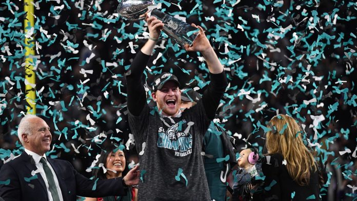 le-quaterback-des-philadelphia-eagles-carson-wentz-laisse-eclater-sa-joie-apres-remporte-le-super-face-aux-new-england-patriots-a-minneapolis-minnesota-le-4-fevrier-2018_6013830