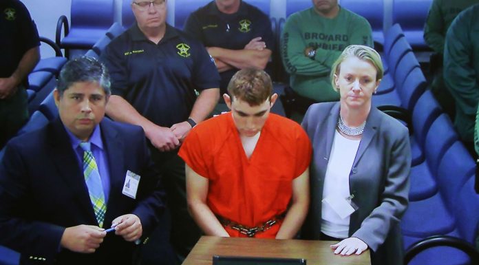 Un “monstre sous notre toit”: la famille d’accueil du tueur de Floride témoigne