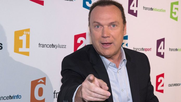 julien-lepers-lors-d-un-photocall-le-26-aout-2014-a-paris_5494112