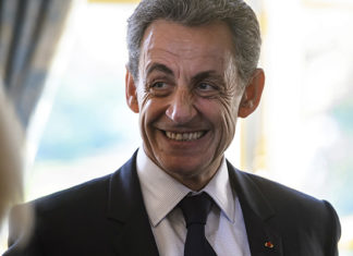 Dans un rare discours public, Nicolas Sarkozy s’inquiète des “scènes de violence” en France