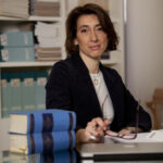 L’avocat pénaliste d’entreprise : défenseur au prétoire et architecte du risque dans une économie complexe